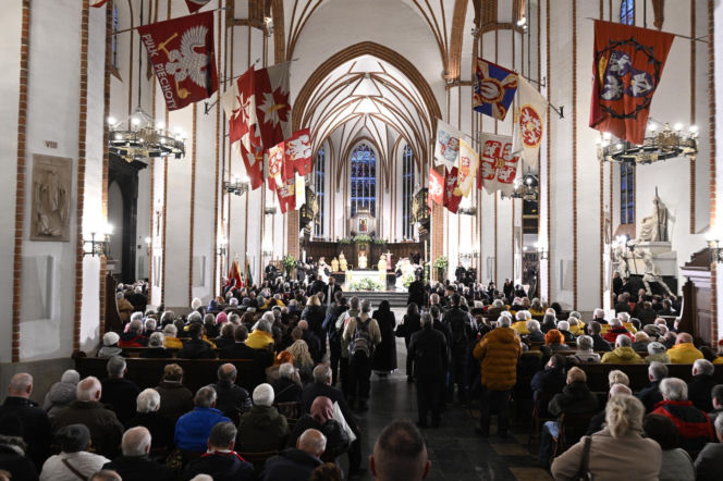 Msza za ofiary Smoleńska w Archikatedrze. Obecni Nawrocki i Kaczyńska