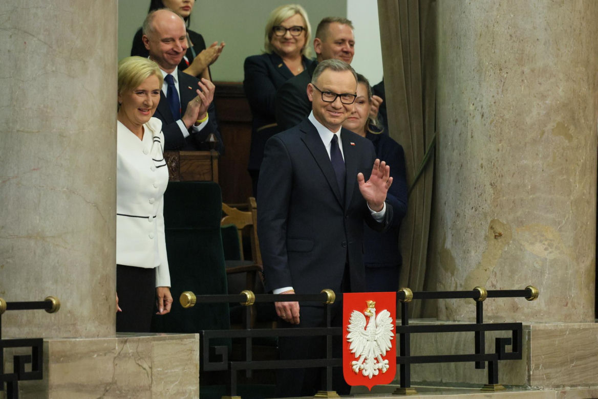 Agata Duda z kokardą na ramieniu w Sejmie