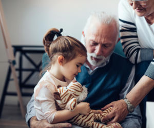Rodzice proszą, dziadkowie robią swoje. Jak postawić granice bez konfliktu