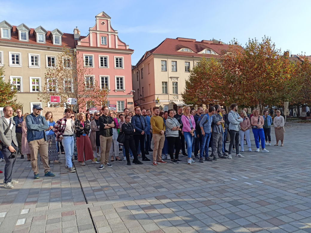 Pikieta urzędników poznańskich na Placu Kolegiackim
