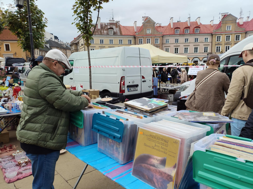 Wyjątkowe antyki ponownie zagościły na Placu Zamkowym w Lublinie. Tak wygląda wrześniowa Lubelska  Giełda Staroci [GALERIA]