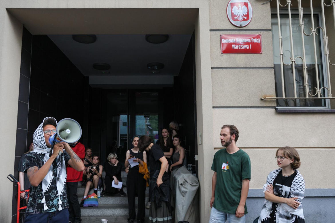 Protest pod komendą policji w Warszawie