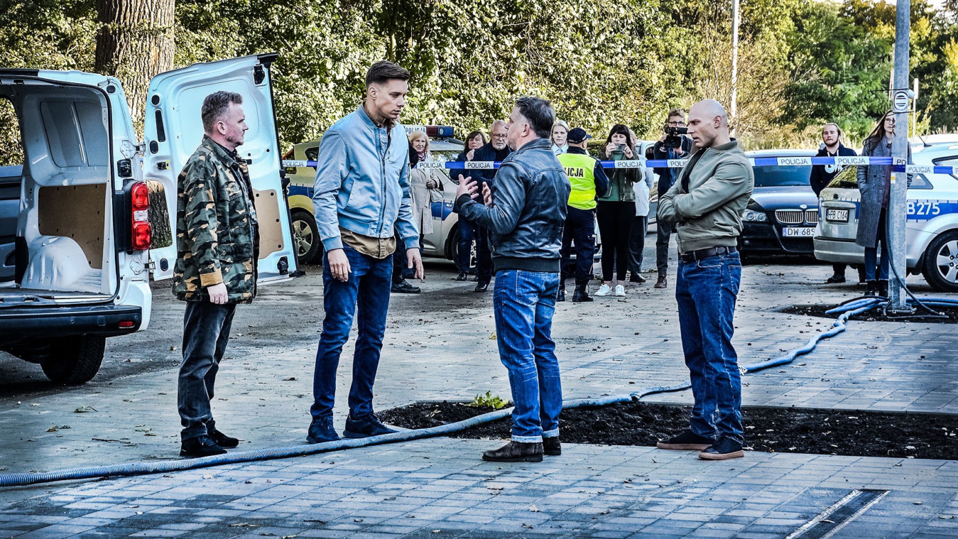 Pierwsza miłość odc. 3532. Piotrek (Mikołaj Mikołajczak), Hubert (Rafał Szałajko)
