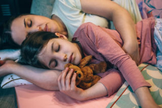 Miliony dzieci biorą melatoninę, ale lekarze biją na alarm. Czy jest bezpieczna?