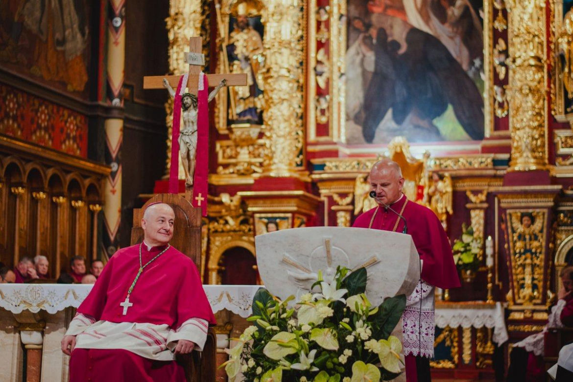 Kanoniczne objęcie diecezji sosnowieckiej przez bp. Artura Ważnego. "Dał się poznać jako odważny"