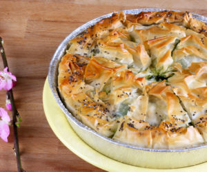Tarta ze szpinakiem po grecku z ciasta filo – chrupiąca, aromatyczna i obłędnie kremowa