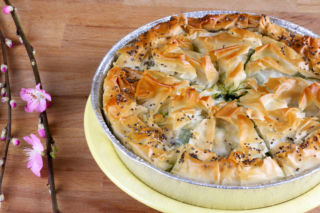 Tarta ze szpinakiem po grecku z ciasta filo – chrupiąca, aromatyczna i obłędnie kremowa