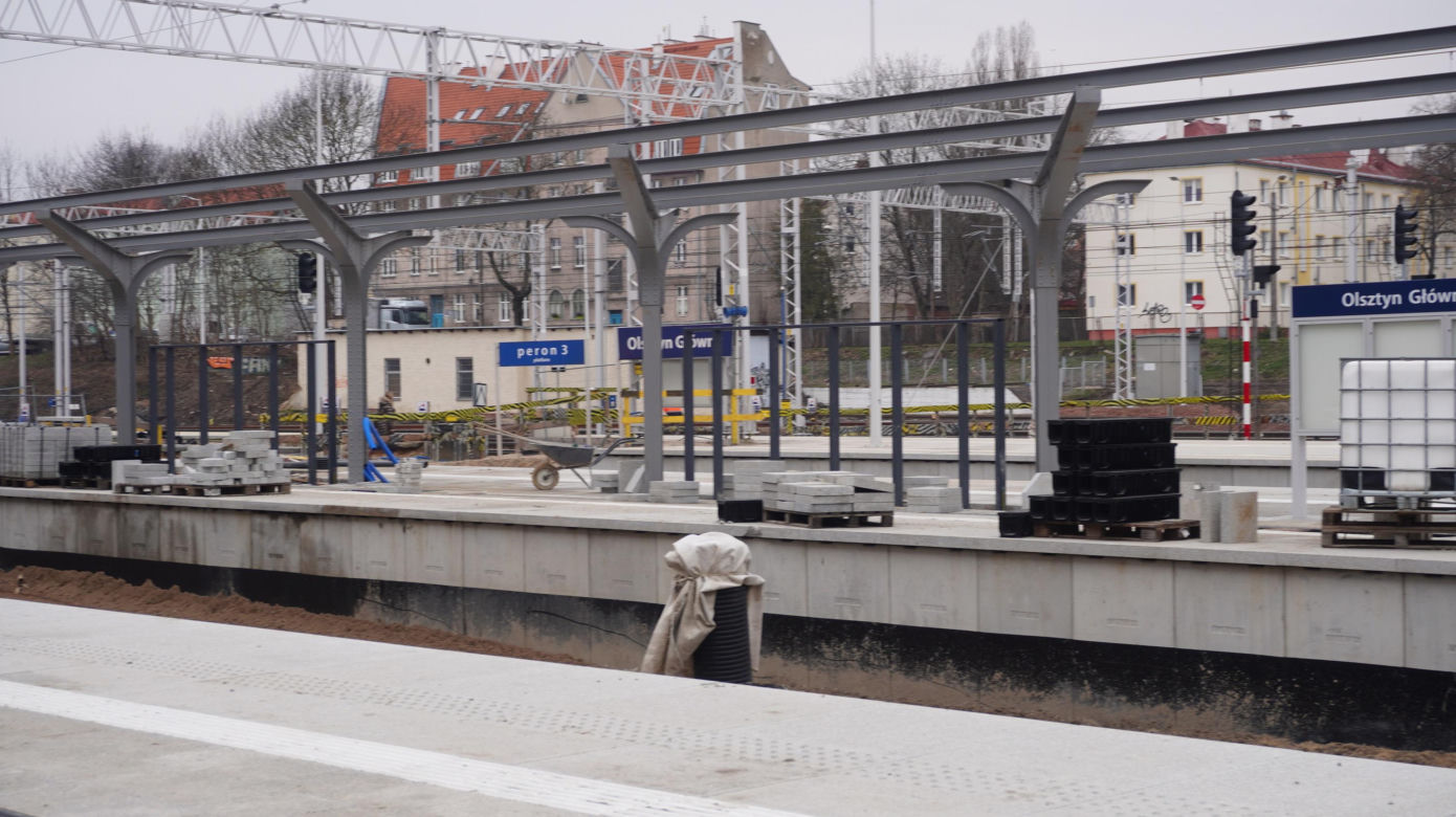 Dworzec Olsztyn Główny coraz bliżej. Postępują prace przy budynku oraz na peronach