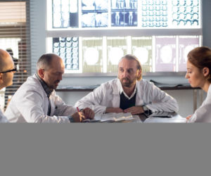 Lekarze 4 sezon odcinek 6 (odc. 45). Michał Karkoszka (Wojciech Mecwaldowski), Leon Jasiński (Jacek Koman), Alicja (Magdalena Różczka)