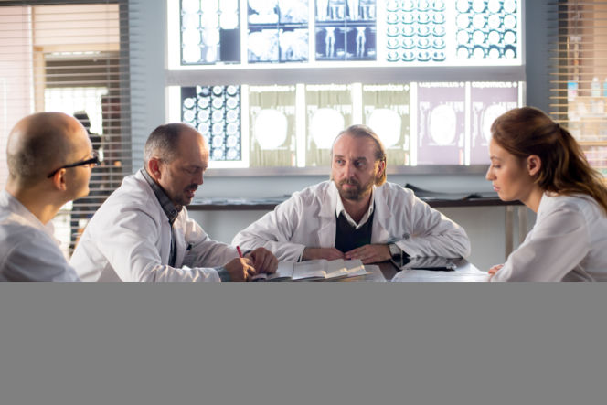 Lekarze 4 sezon odcinek 6 (odc. 45). Michał Karkoszka (Wojciech Mecwaldowski), Leon Jasiński (Jacek Koman), Alicja (Magdalena Różczka)