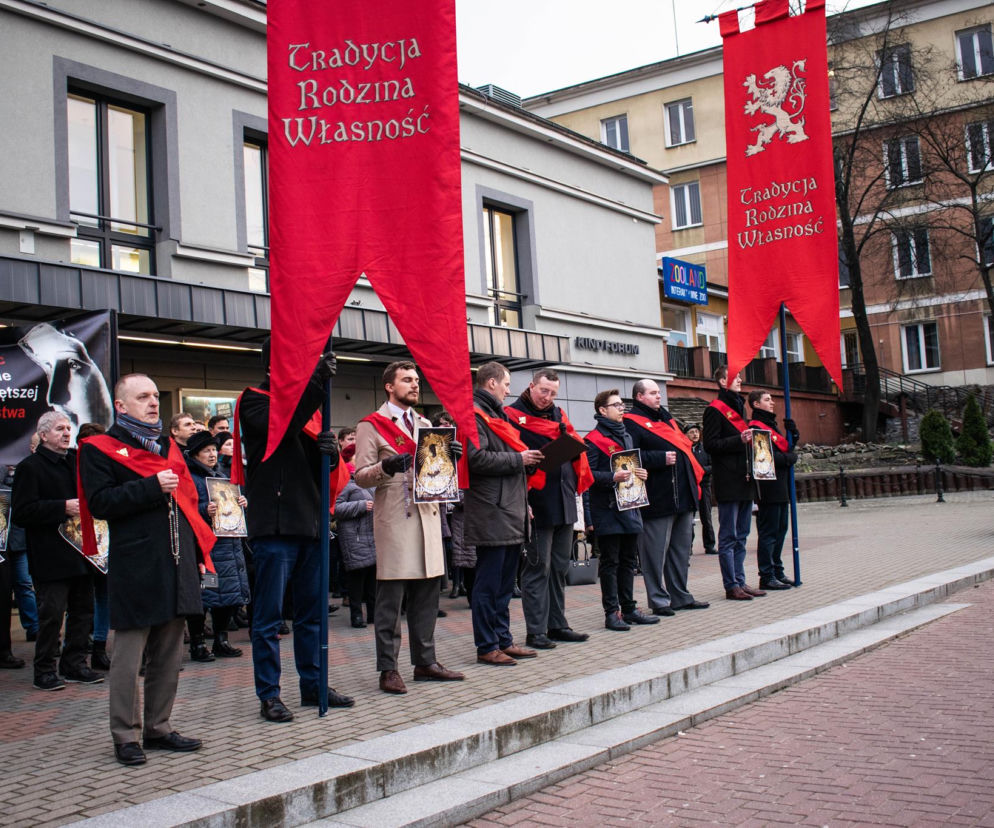 Białystok. Modlitwa w centrum miasta. Różaniec za odnowę moralną Polaków 