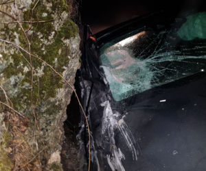 Przesadził z prędkością i roztrzaskał Mercedesa-AMG o skałę - ZDJĘCIA