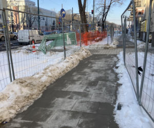 Tramwaj wzdłuż ul. Rakowieckiej w Warszawie w styczniu 2026