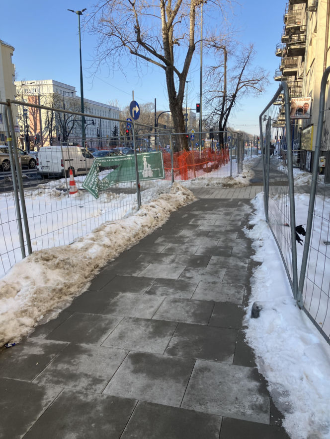 Tramwaj wzdłuż ul. Rakowieckiej w Warszawie w styczniu 2026