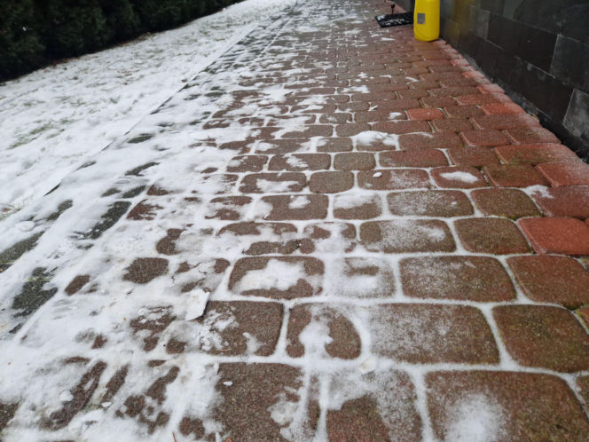 Trudna sytuacja pogodowa w Polsce. Szklanka na drogach to nie wszystko