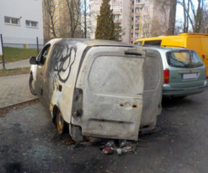Wraki samochodów zalewają Warszawę