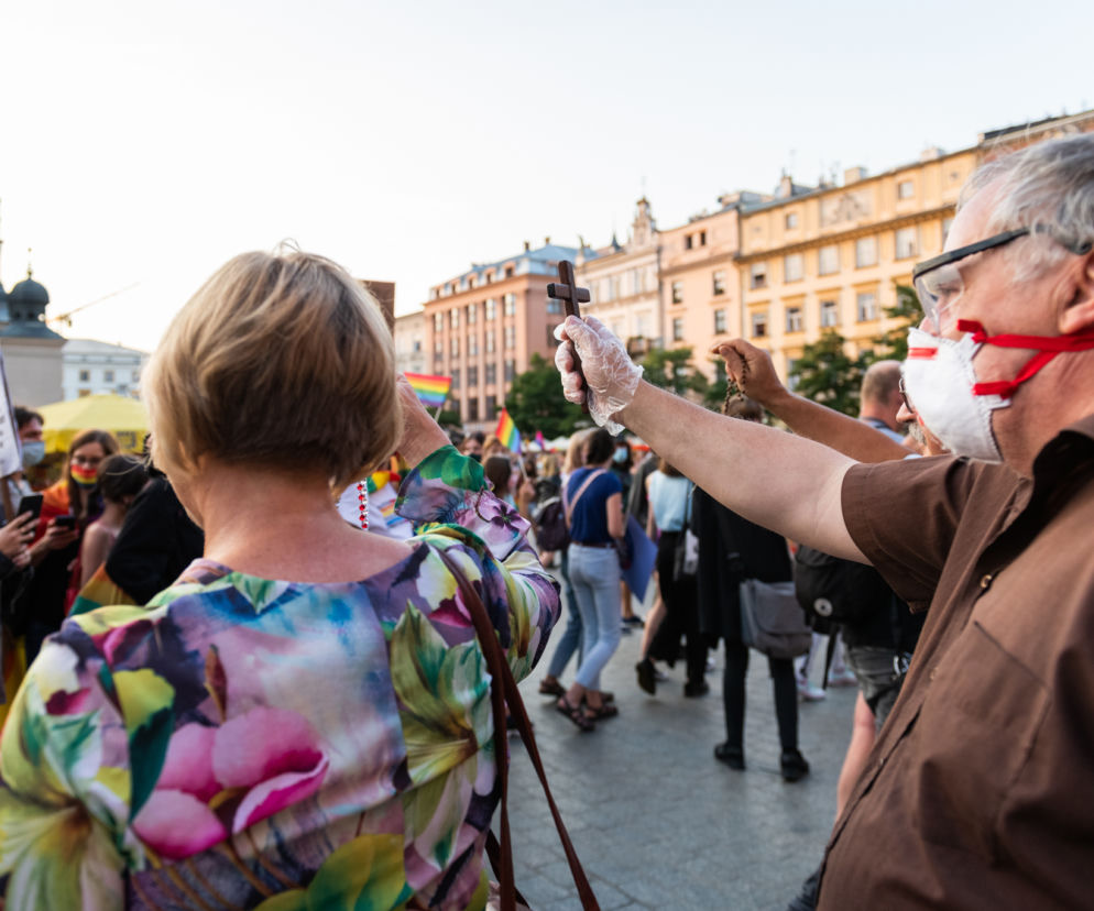 Małopolska kurator oświaty z różańcem na manifestacji środowisk LGBT