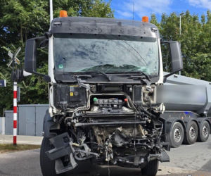Dramatyczne sceny w Jastrowiu. Ciężarówka wjechała w pociąg z 400 pasażerami!