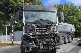 Dramatyczne sceny w Jastrowiu. Ciężarówka wjechała w pociąg z 400 pasażerami!