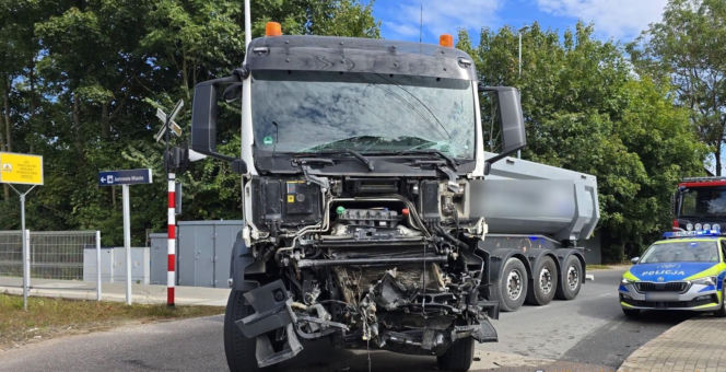 Dramatyczne sceny w Jastrowiu. Ciężarówka wjechała w pociąg z 400 pasażerami!