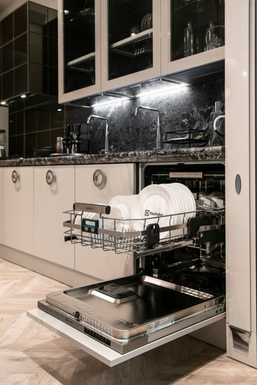 Zmywanie naczyń bez bólu pleców? Poznaj zmywarki ComfortLift®