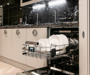 Zmywanie naczyń bez bólu pleców? Poznaj zmywarki ComfortLift®