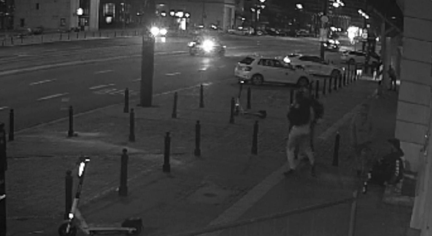Brutalny atak nożownika w centrum Warszawy. Policja szuka sprawcy, udostępniła drastyczne nagranie