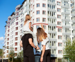 Mieszkanie służbowe nie odbiera prawa do dodatku. Ale ten zapis może mocno obniżyć wypłatę