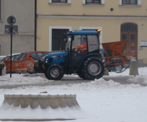 Rynek w Tarnowie pod śniegiem. W akcji pługopiaskarka MPGK