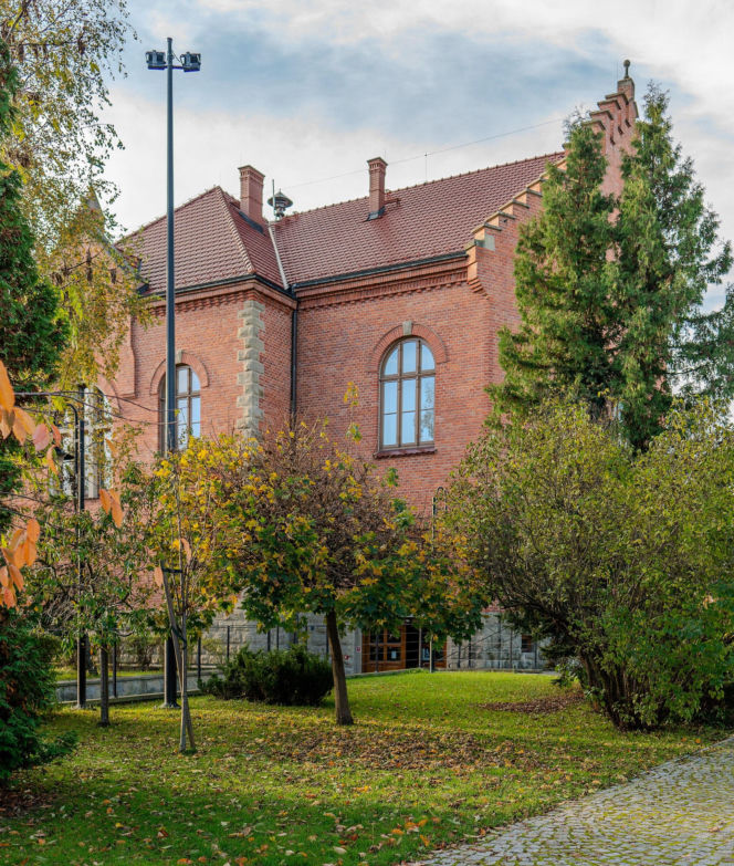 To miasto ma jeden z najpiękniejszych ratuszy w Małopolsce. Jego mieszkańcy od wieków są znani z wielkiej pobożności