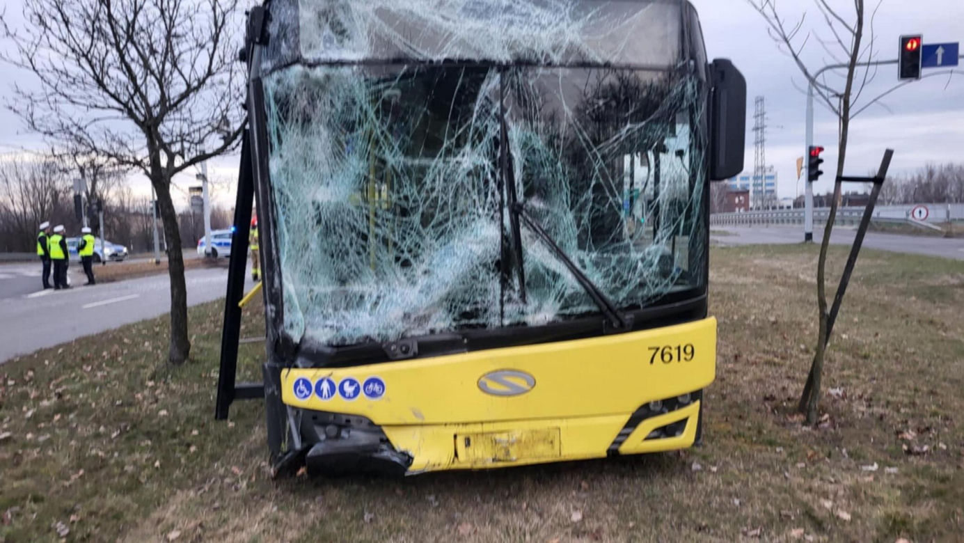  Dramatyczny wypadek autobusów w Katowicach! Kierowca wypadł przez okno.