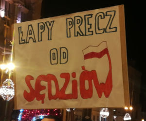 Manifestacja w obronie sądownictwa na Rynku Staromiejskim w Toruniu