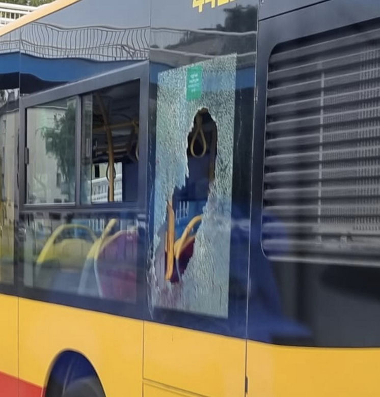 Krwawa rzeźnia w miejskim autobusie na warszawskim Targówku. 18-latka wpadła w dziki szał