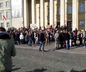 Uczniowie protestują przed kuratorium