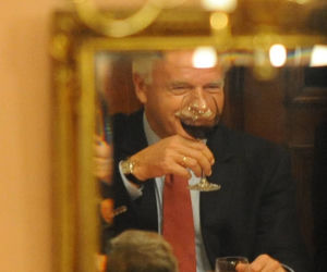 Olechowski pije do lustra