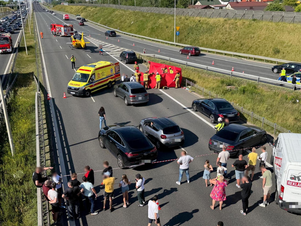Śmigłowiec LPR na S8. Kobieta potrącona po wyjściu z auta