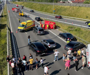 Śmigłowiec LPR na S8. Kobieta potrącona po wyjściu z auta