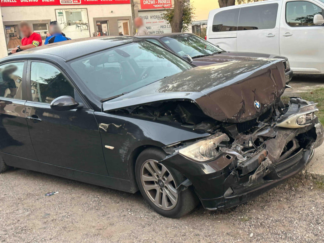 Pijany policjant w BMW staranował mercedesa