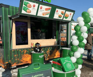 Zimowa Żabka na kółkach. Pierwszy food truck prowadzony przez franczyzobiorcę sieci stanął w sercu Podhala 