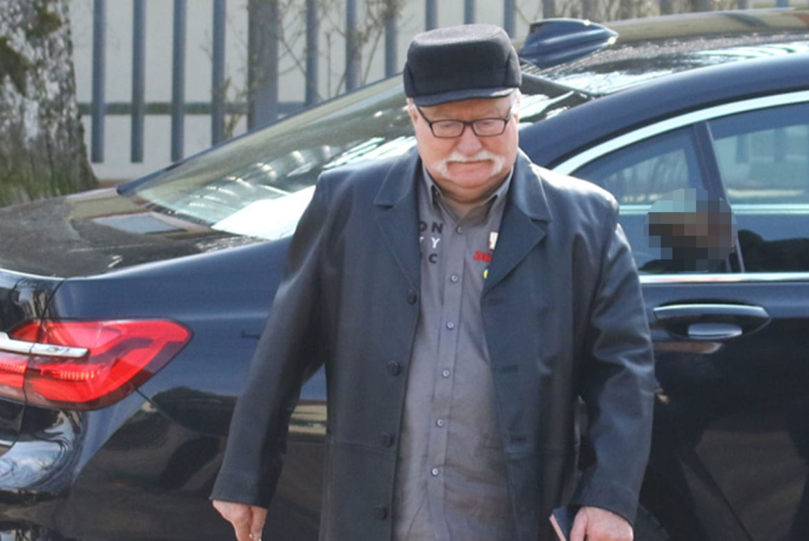 Lech Wałęsa daje pieniądze pod kościołem