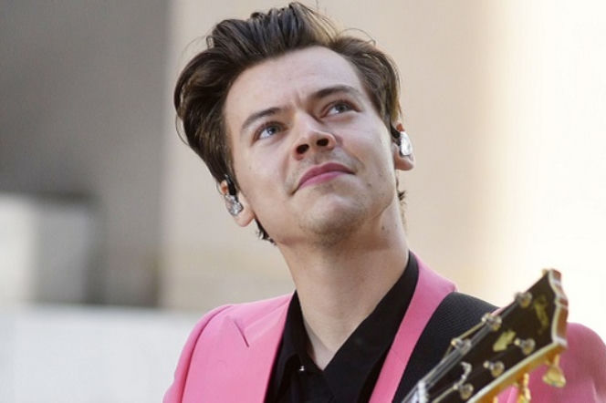 Harry Styles śpiewa wielki hit One Direction! To oznaka powrotu grupy? [VIDEO]