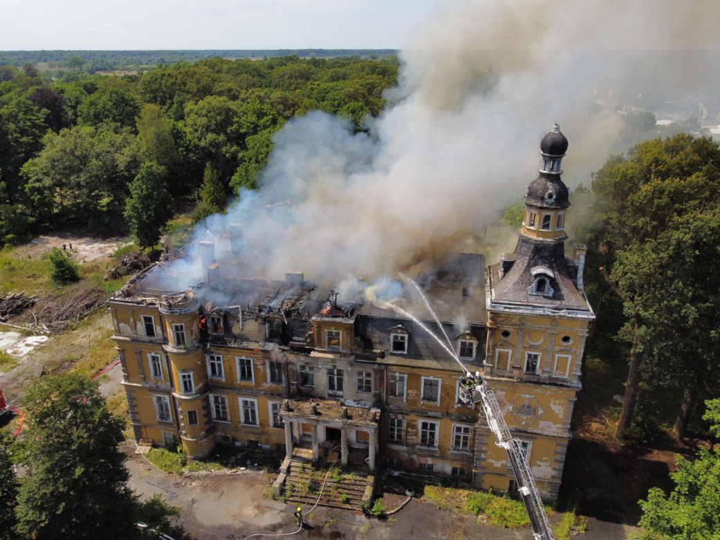 Dach pałacu cały w płomieniach 