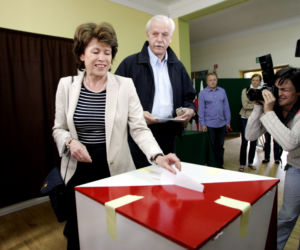 Andrzej Olechowski z żoną Ireną głosują w wyborach 