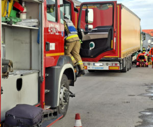 Ciągnik siodłowy najechał na kobietę. Poważny wypadek [ZDJĘCIA]