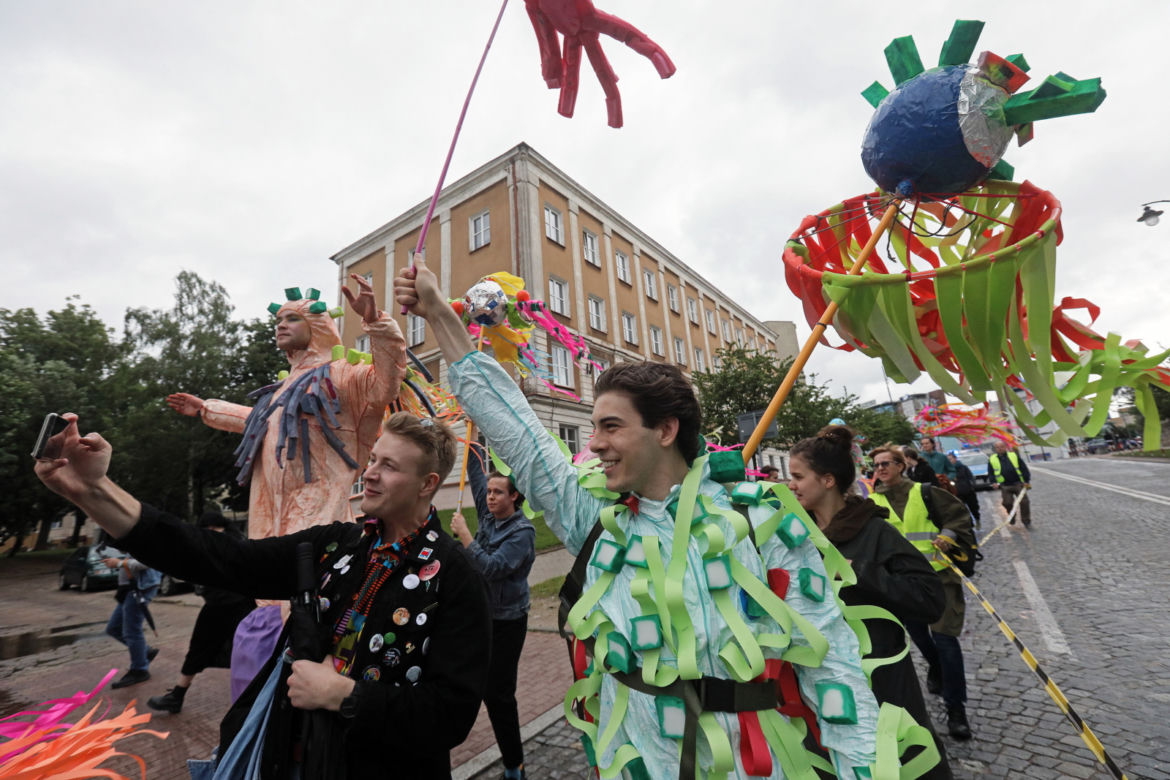 Rozpoczęto 10. edycję Festiwalu LALKANIELALKA. Kolorowa parada na ulicach miasta [ZDJĘCIA]