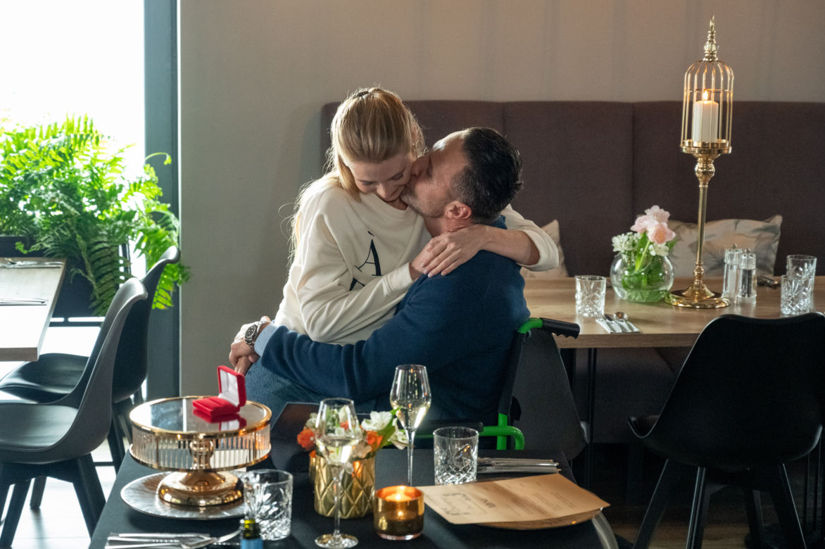 Barwy szczęścia, odc. 2688. Sebastian (Marek Krupski) i Dominika (Karolina Chapko)	
