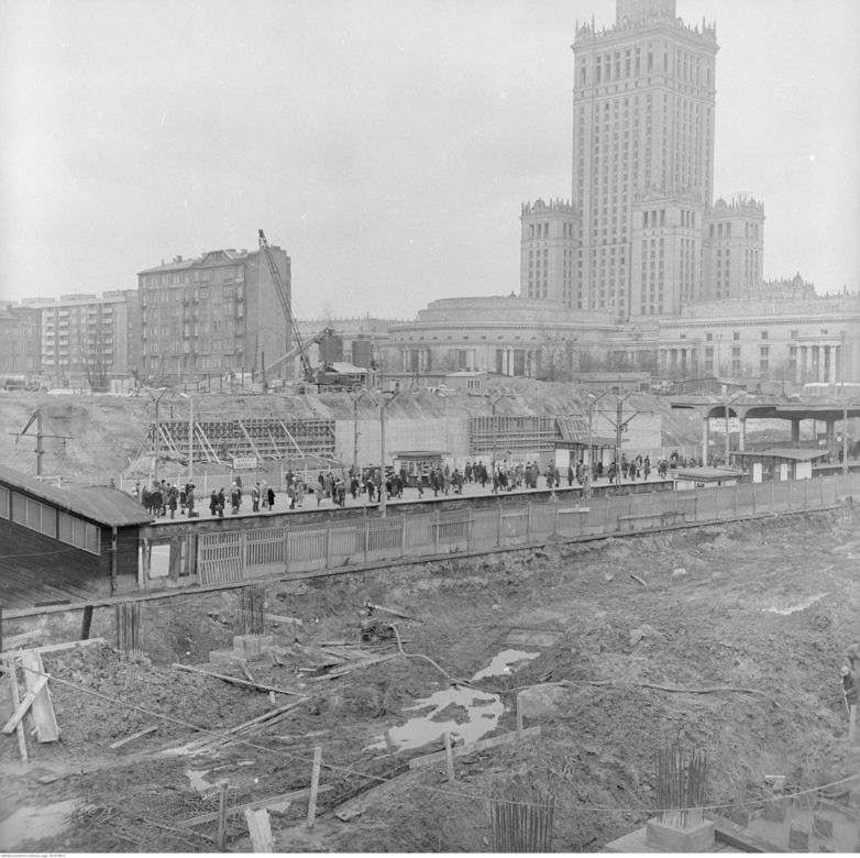 Plac budowy i perony prowizorycznego Dworca Warszawa-Centralna. W tle Pałac Kultury i Nauki i zabudowa ul. Emilii Plater.