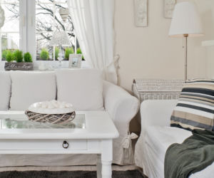 Biała sofa w salonie