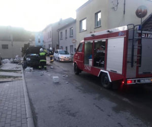 Groźny wypadek w Więcborku! Auto uderzyło w budynek! [ZDJĘCIA]
