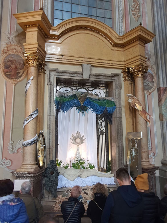 Nietypowe Groby Pańskie. Instalacje zaskakują i skłaniają do przemyśleń. Są w nich ukryte symbole 